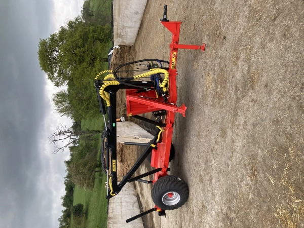 Holzwagen mit Ladekran